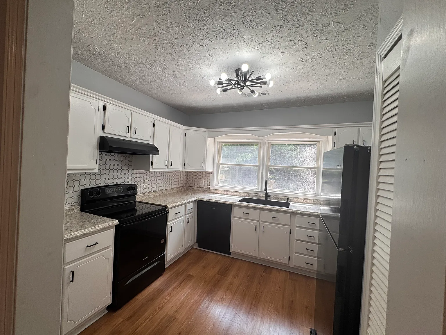 826 Charles Ave — Photo 4
