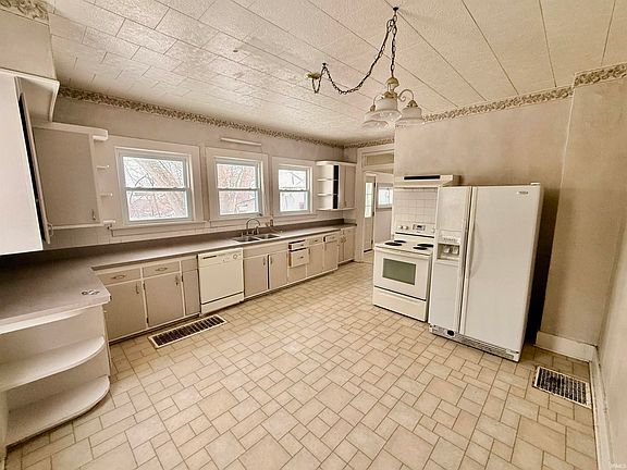 3rd image of 305 Walker St