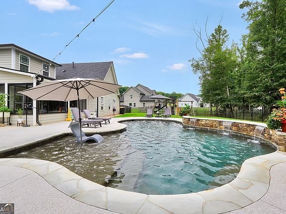 2nd image of 112 Gordon Oaks Way