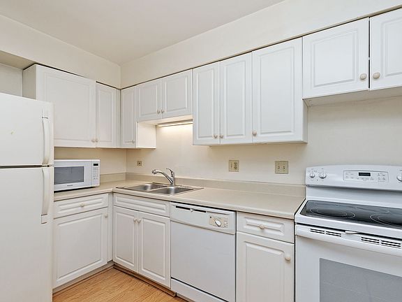 5th image of 2415 S Goebbert Rd Unit 105