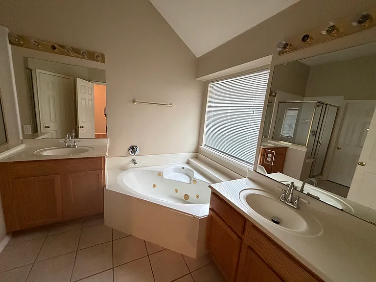1630 Lagonda Ln — Photo 22