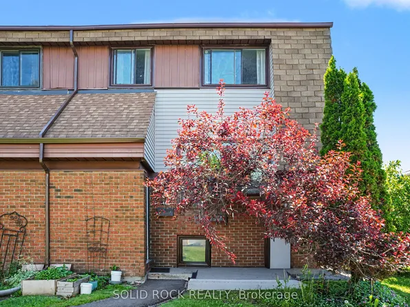 11 D Woodvale Grn W #D, Ottawa, ON K2G 4G9