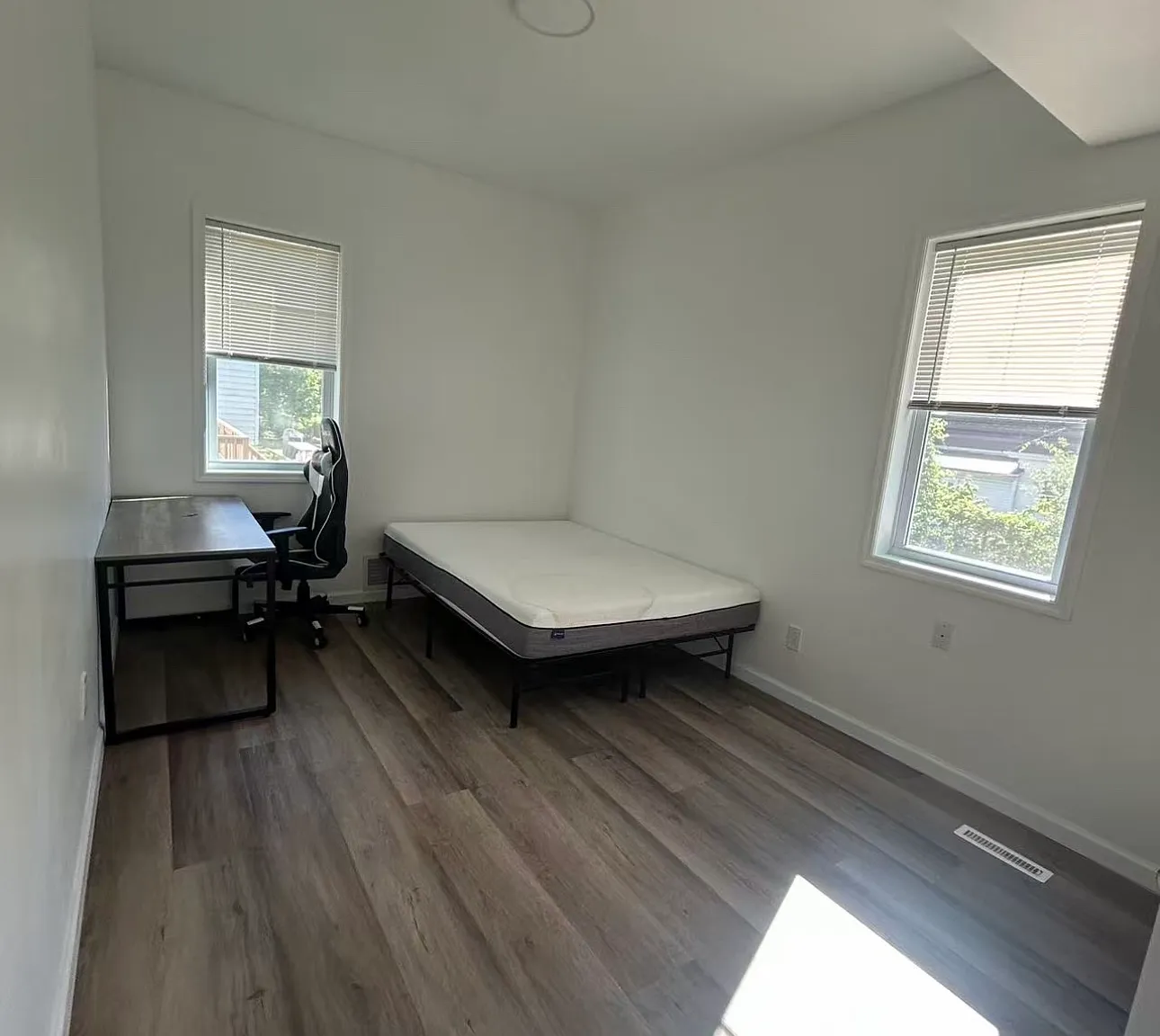 5 bed, 4080 sqft, $950 — Photo 2