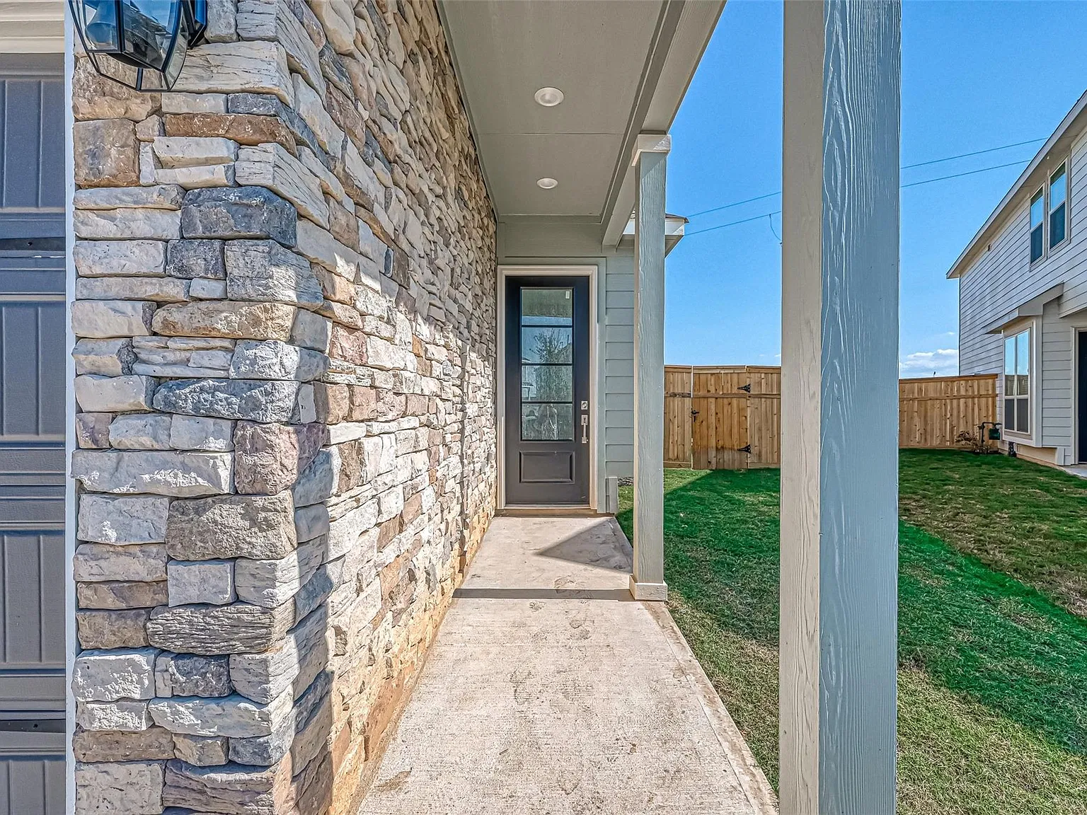 3 bed, 2.5 bath, 1824 sqft, $2,400 — Photo 4