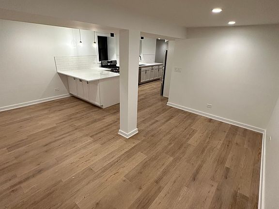 5th image of 1466 W Farragut Ave #1