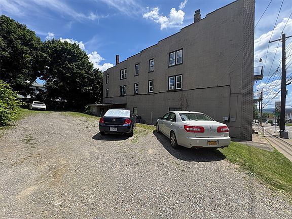 3rd image of 202 Oak Hill Ave