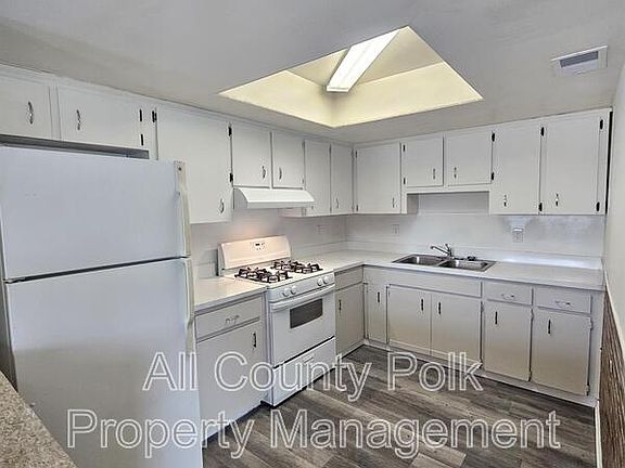 4th image of 3037 Saint Paul Dr