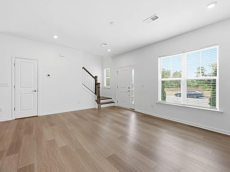 16401 Leading St — Photo 5