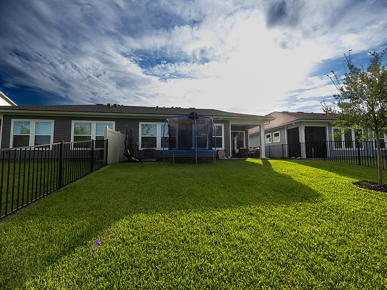 118 Latham Dr — Photo 32