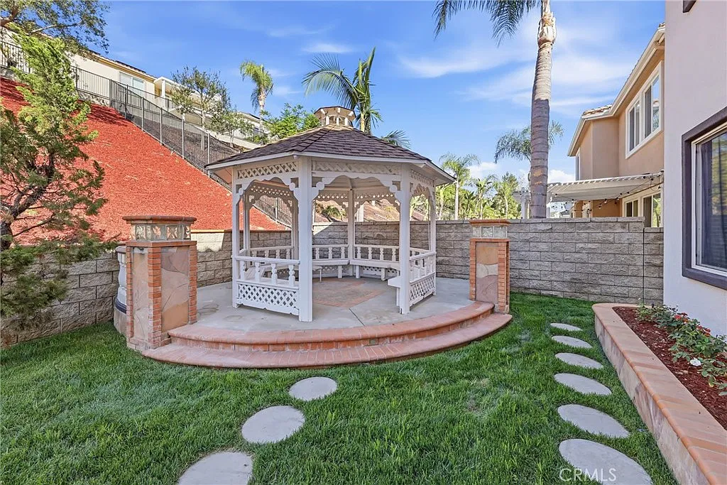 5 bed, 4.5 bath, 3960 sqft, $8,500 — Photo 2