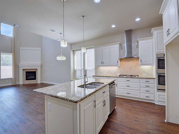 3rd image of 2703 San Jacinto Dr