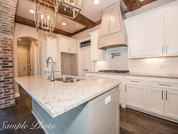 5th image of 425 Dunvegan Ct