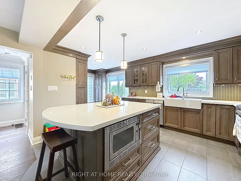 2547 Gill Cres — Photo 9