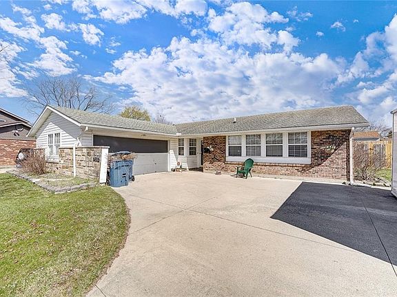 2nd image of 6816 Laurelview Dr