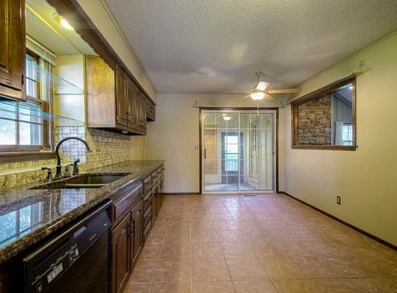 5th image of 2805 Sweet Briar Dr