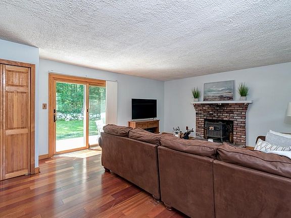 5th image of 25 Candlewood Ln