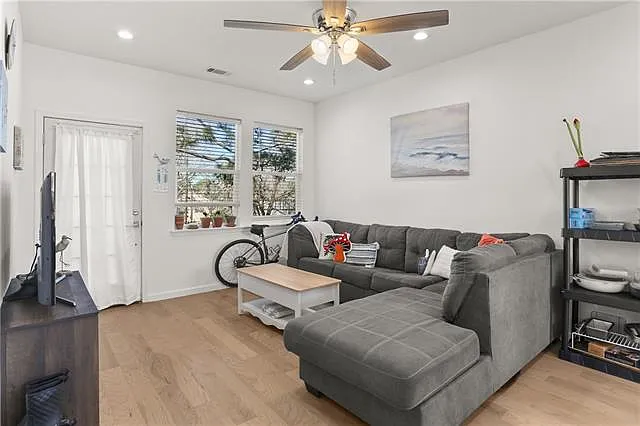 3 bed, 1.0 bath, 750 sqft, $2,400 — Photo 3