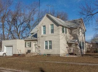 221 5th St SW, Hampton, IA 50441