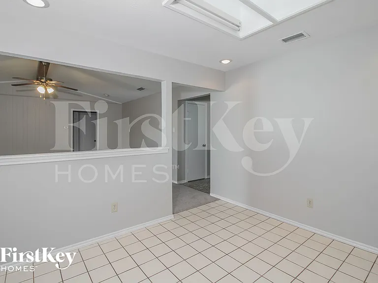1113 Wood Creek Cir — Photo 5