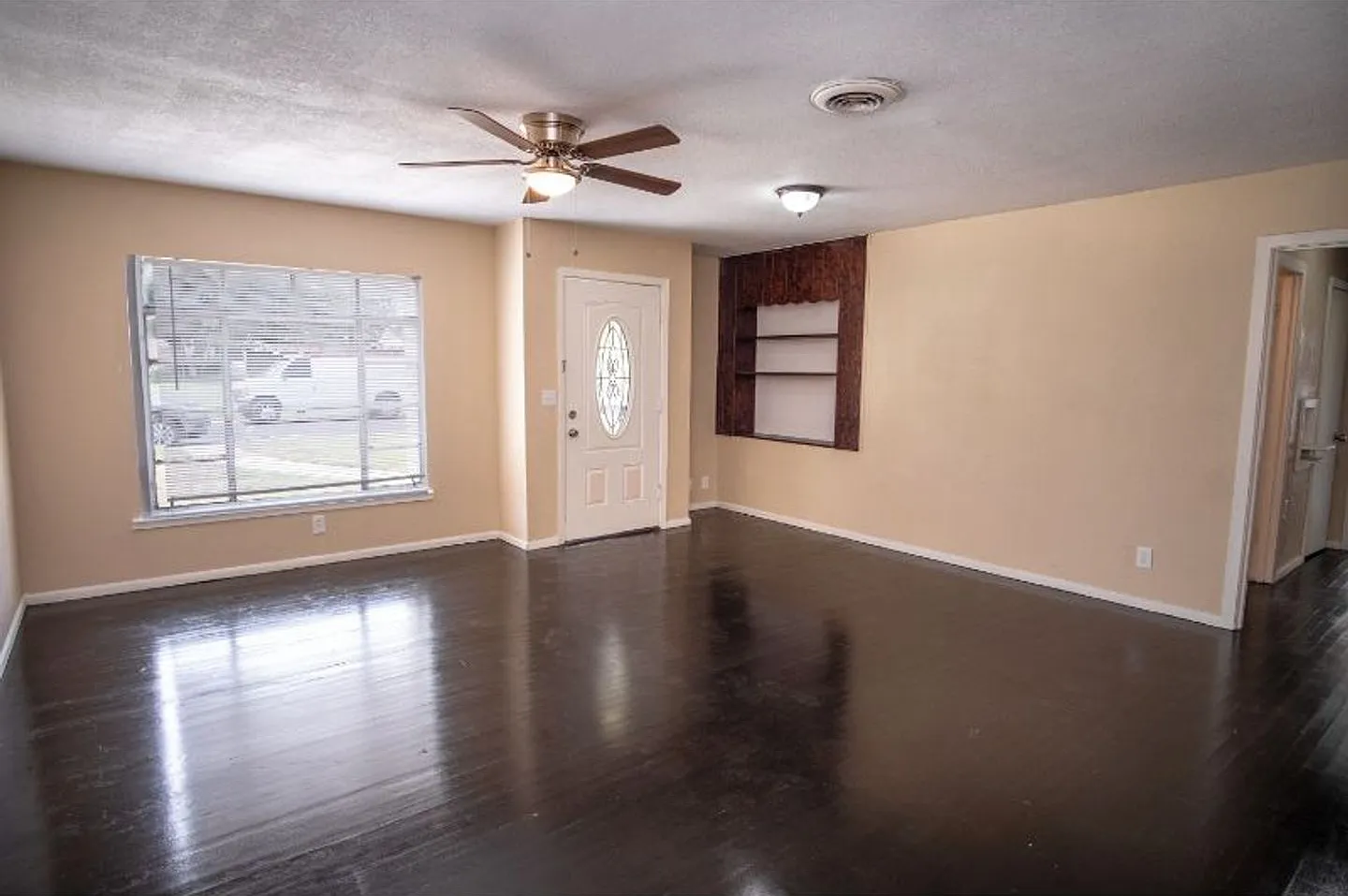 Perfect Property Near Downtown — Photo 4