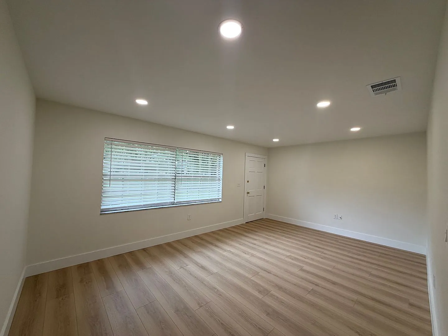 Newly Renovated 2 -Bedroom 1 Bath Home for rent in Lakeland, FL. — Photo 3
