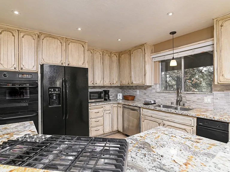 465 Kent Way — Photo 8