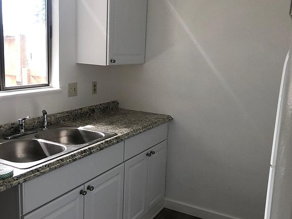 2nd image of 2915 NE Whitman Ave