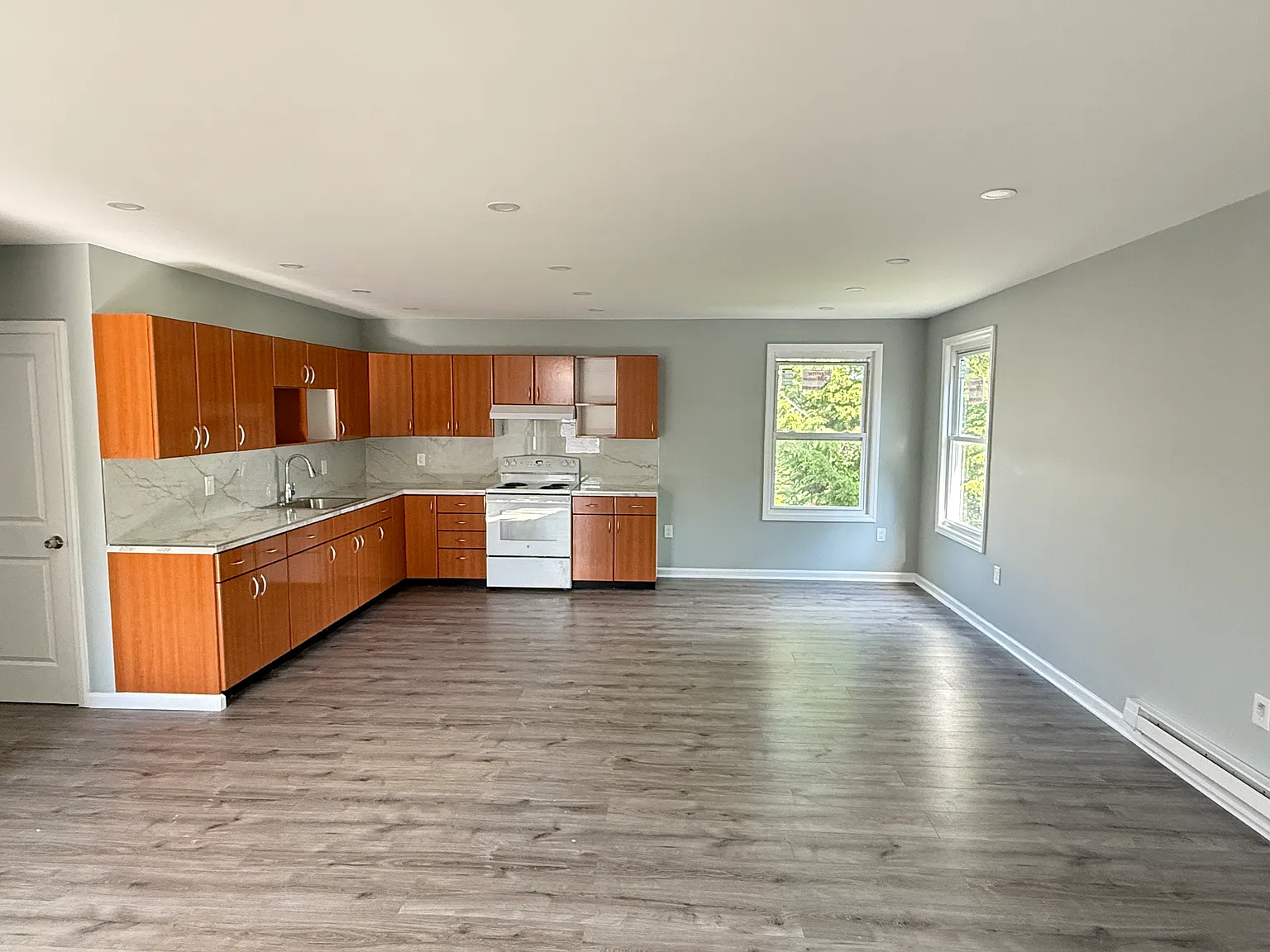 3 bed, 1000 sqft, $2,300 — Photo 2