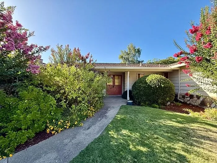 75 Stuart Ct — Photo 3