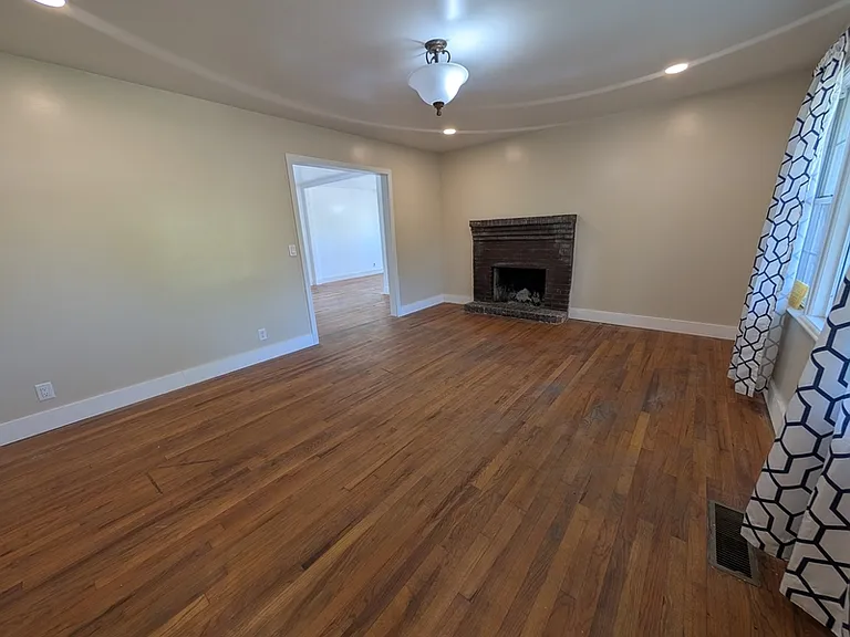 427 Crossway Rd — Photo 3