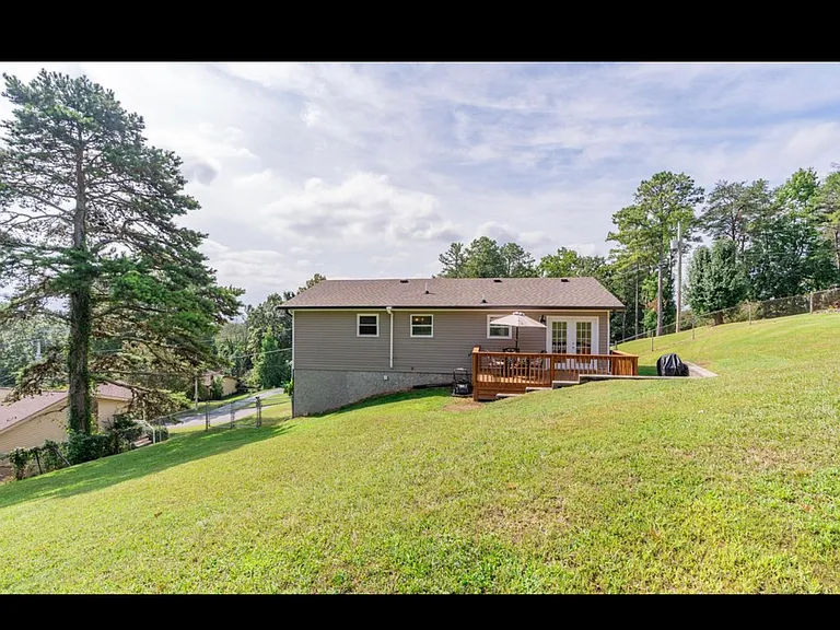 911 Crest Dr — Photo 41