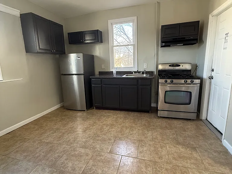 241 12th Ave #1L — Photo 4