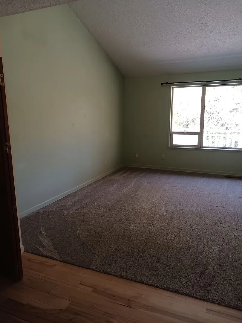 708 Highland Dr — Photo 2