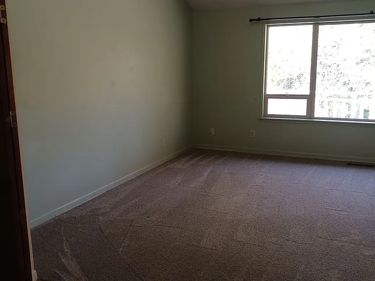 708 Highland Dr — Photo 2