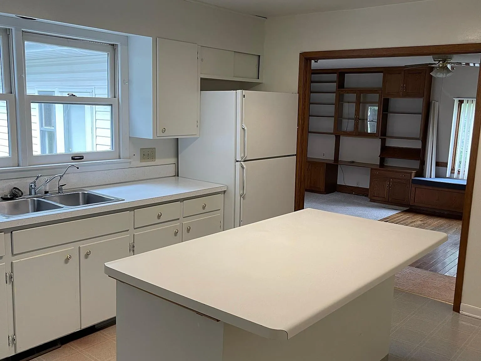 5 bed, 2408 sqft, $3,810 — Photo 3