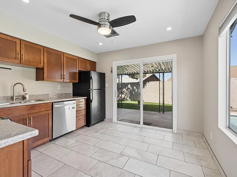 2118 S Pine St — Photo 8