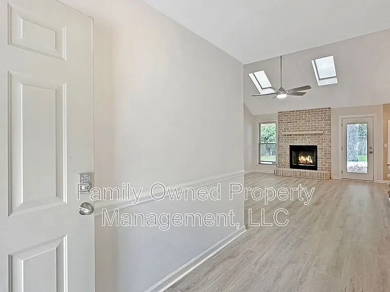 105 Pryors Ln — Photo 12