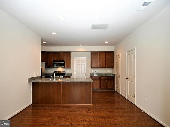 4th image of 7949 Crescent Park Dr