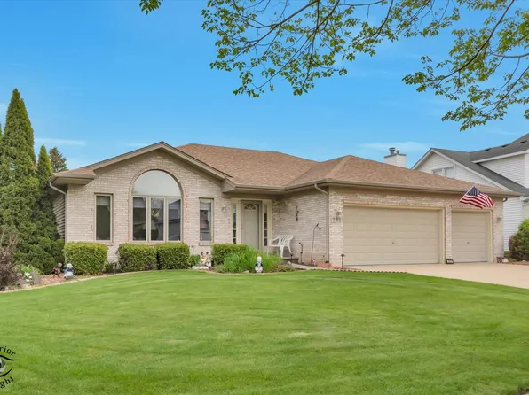 233 Goldenwood Ct, Aurora, IL 60502