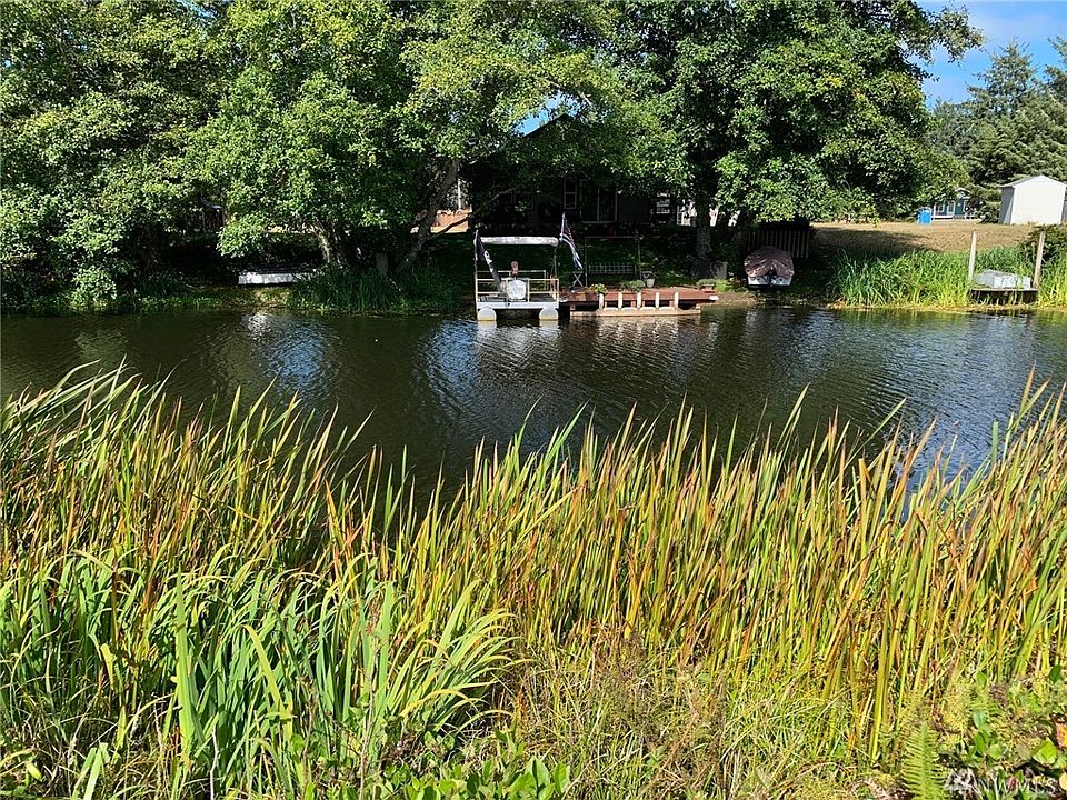 1st image of 746 Island Cir SE