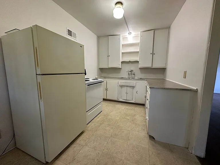 226 N Main St — Photo 8