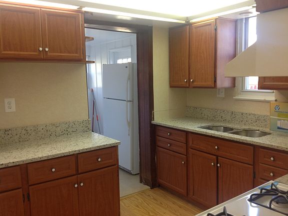 Kitchen - granite counters