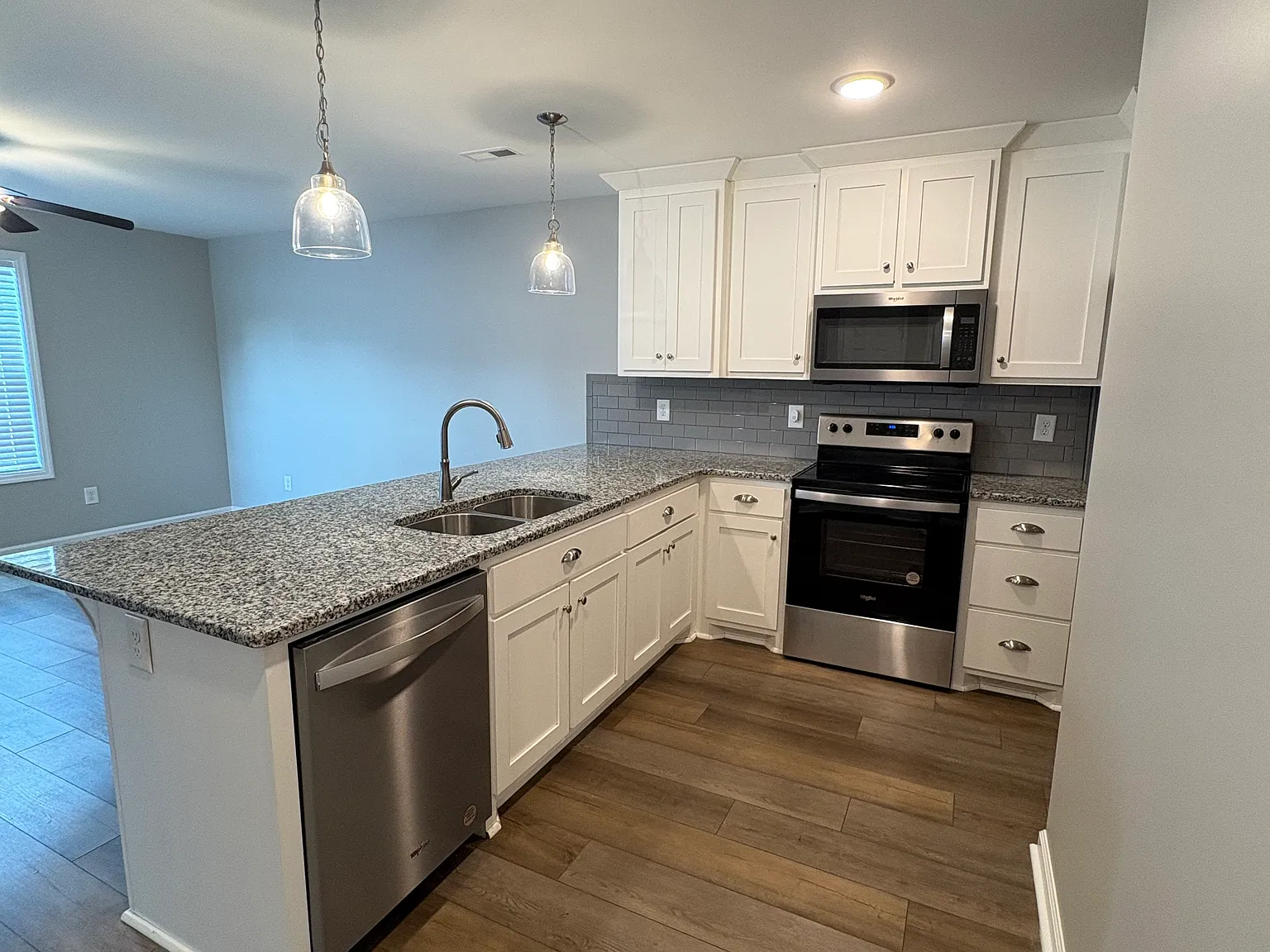 2 bed, 832 sqft, $1,300 — Photo 3