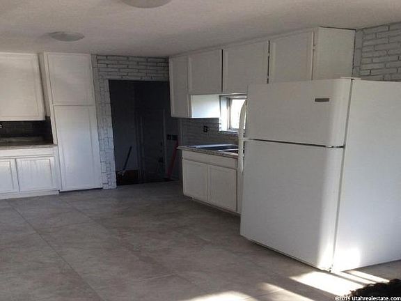 4th image of 713 S Navajo St