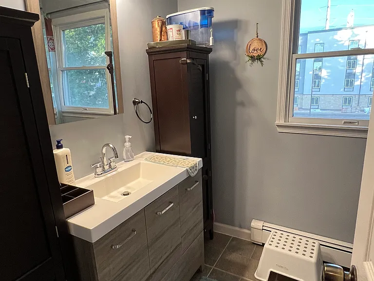 Master Bathroom (2nd floor)