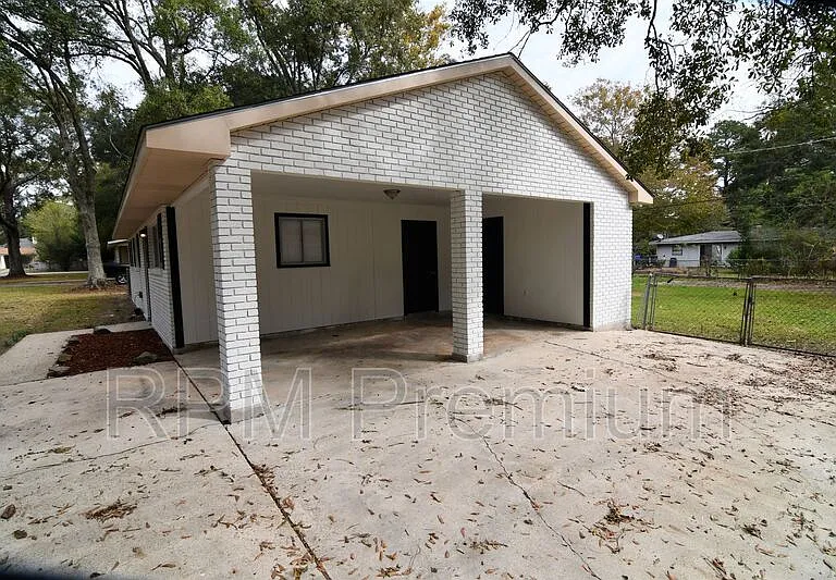 2424 Toledo St — Photo 4