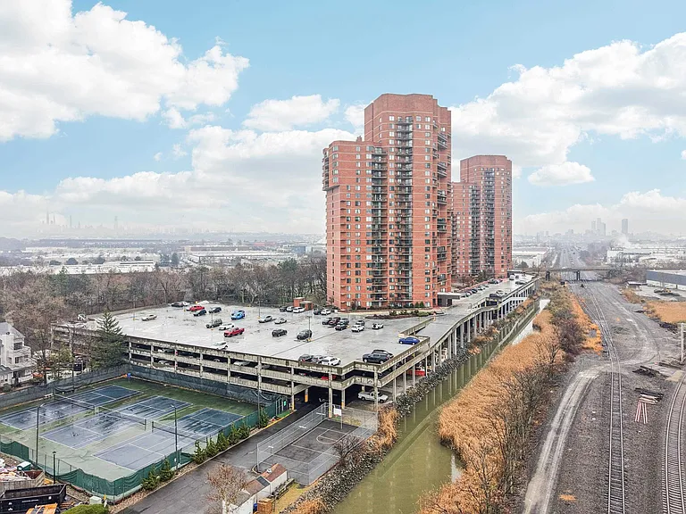 530 Harmon Cove Tower #530 — Photo 30