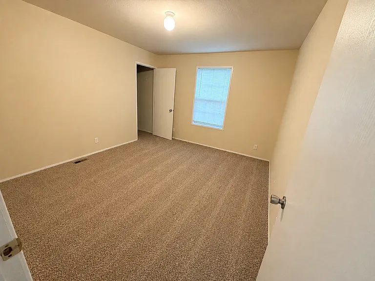 504 Pettycoat Ln — Photo 6