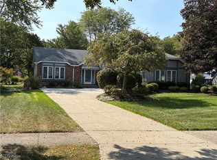 6065 Brook Cir, North Olmsted, OH