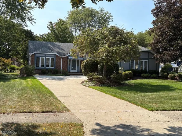 6065 Brook Cir, North Olmsted, OH 44070